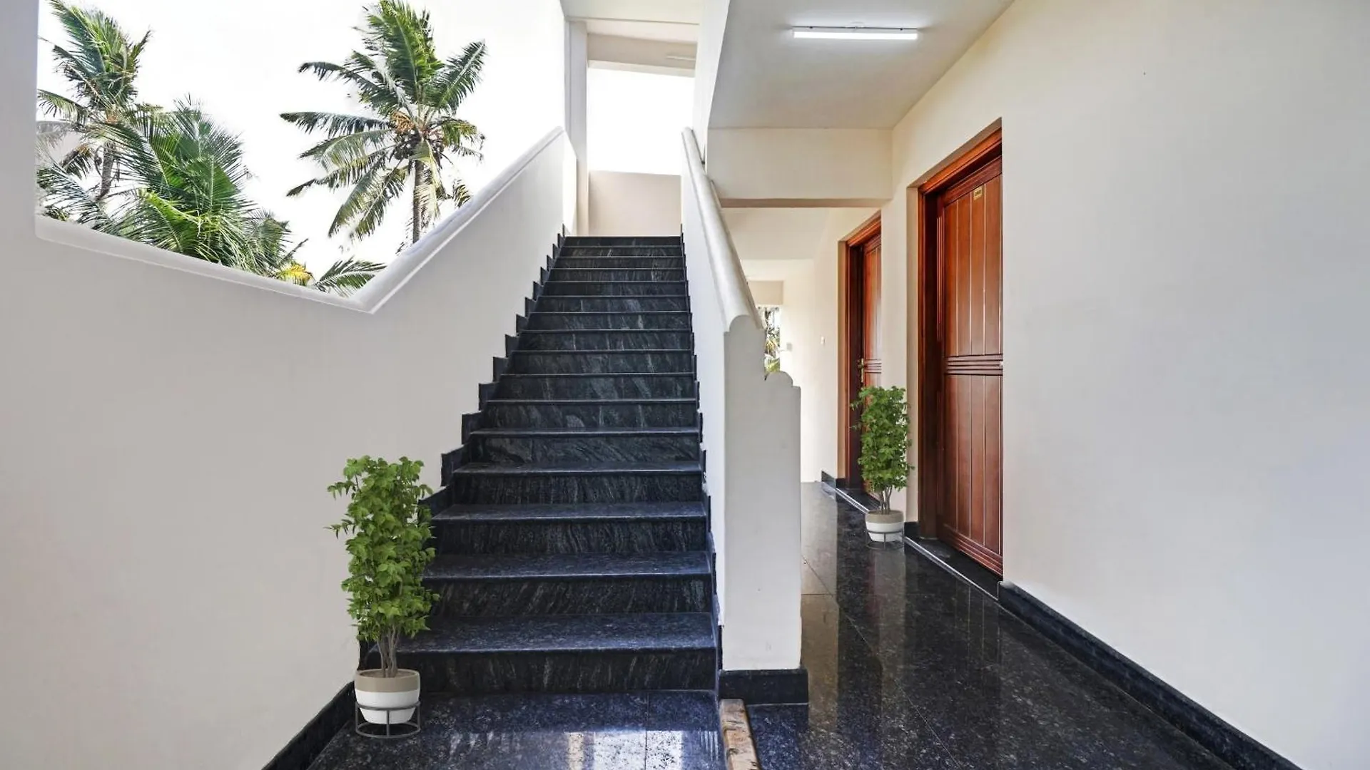 Hotel O Poptavern Premium Thiruvananthapuram