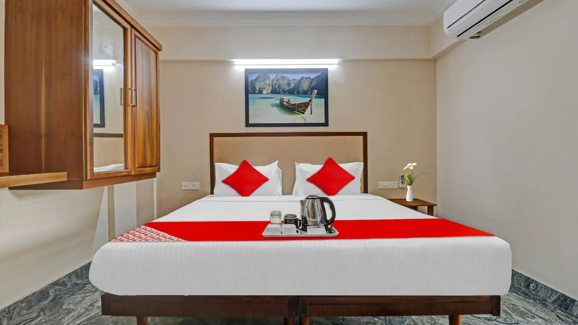 Hotel O Poptavern Premium Thiruvananthapuram